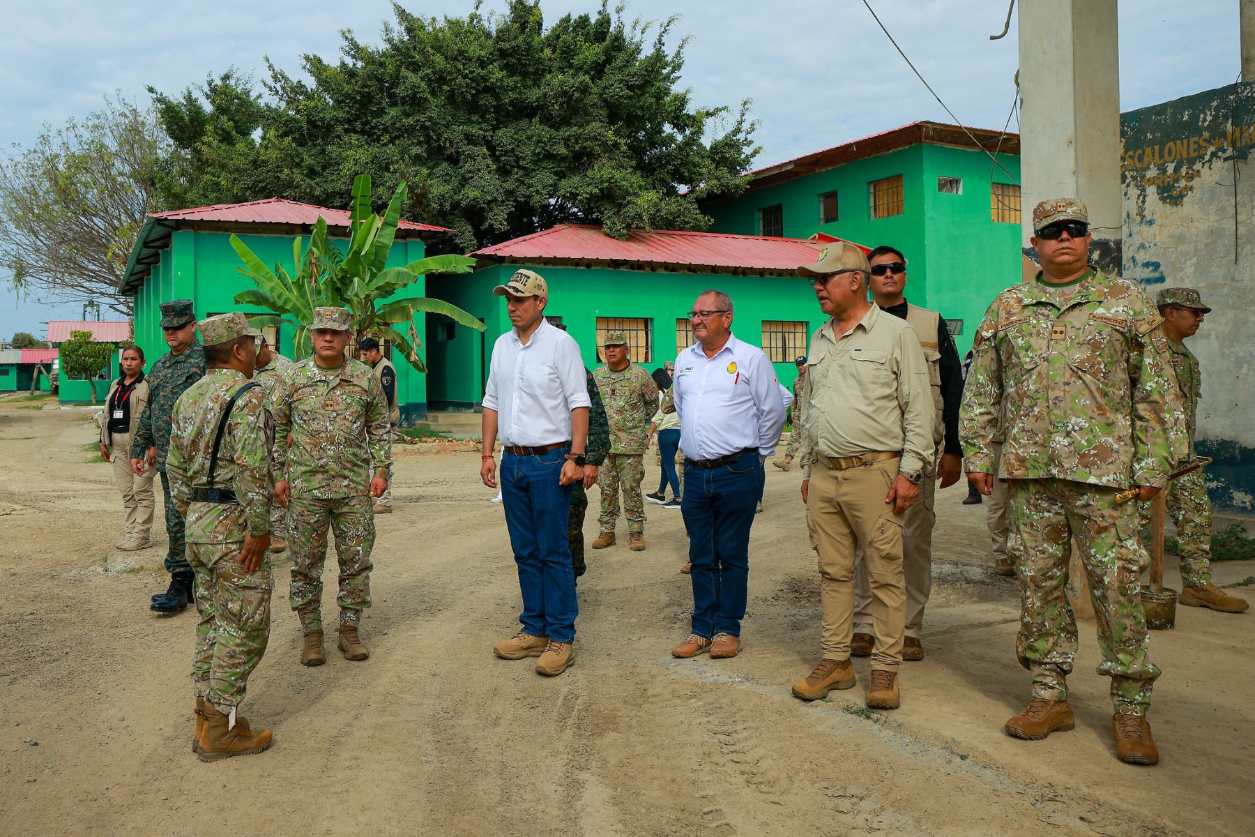 El presidente José Jerí visitó el Fuerte Chamochumbi – Batallón de Ingeniería de Combate N.º 1, donde verificó las capacidades operativas logísticas con las que cuentan el Ejército del Perú para ejecutar labores preventivas frente a posibles desastres naturales en esta zona del país. Foto: Presidencia