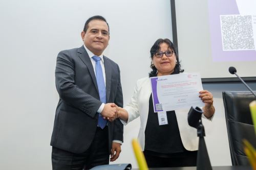 El presidente ejecutivo del Inacal, César José Bernabé Pérez, entrega a la jefa del Senasa, Vilma Gutarra García, la acreditación “NTP ISO/IEC 17025:2017” al laboratorio de ensayo de la Unidad del Centro de Diagnóstico de Sanidad Animal (UCDSA). Foto: Cortesía.