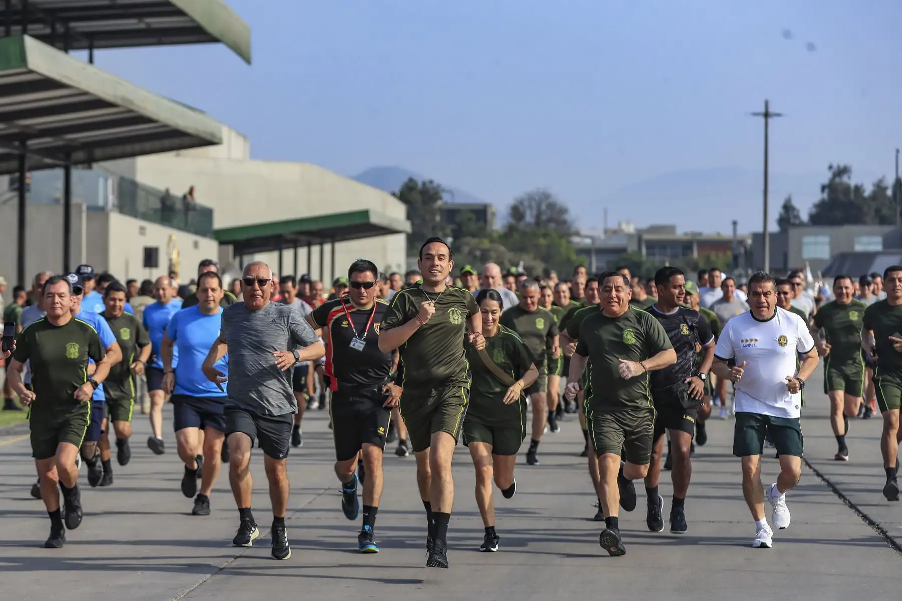 EL presidente de la república, José Jerí, participó en la carrera de confraternidad 4K por el Día del Ejército del Perú, donde se vivió una jornada de honor, disciplina y espíritu deportivo junto con los comandantes generales y personal militar, en el marco de las celebraciones institucionales Foto: ANDINA/Prensa Presidencia