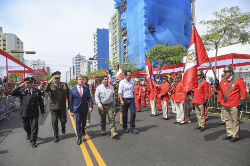 Presidente Jerí participa en ceremonia por aniversario del Cuerpo General de Bomberos