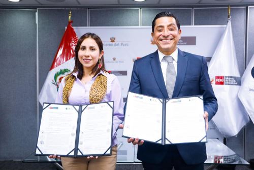Ministra de Desarrolllo e Inclusión Social, Lesly Shica y el jefe de la Oficina de Normalización Previsional, muestran el convenio de cooperación institucional para una protección social más inclusiva. ANDINA/Difusión