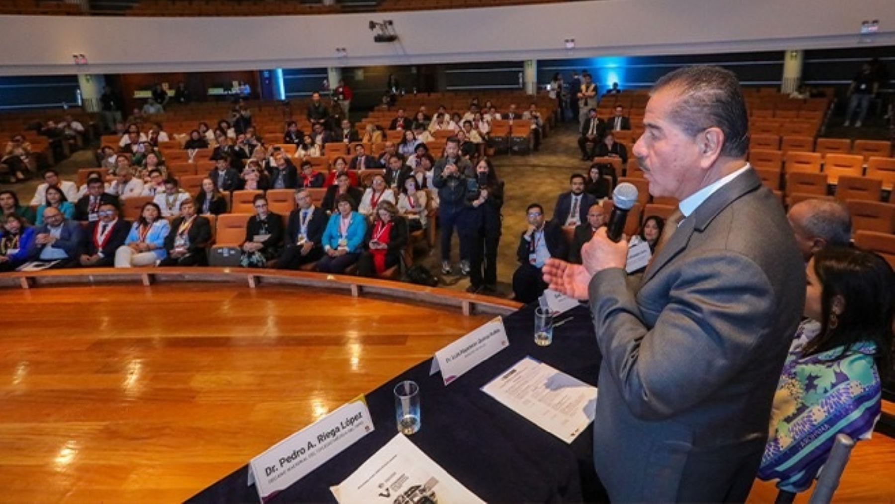 Luis Quiroz representa a José Jerí en el V Congreso Nacional de Profesionales del Perú