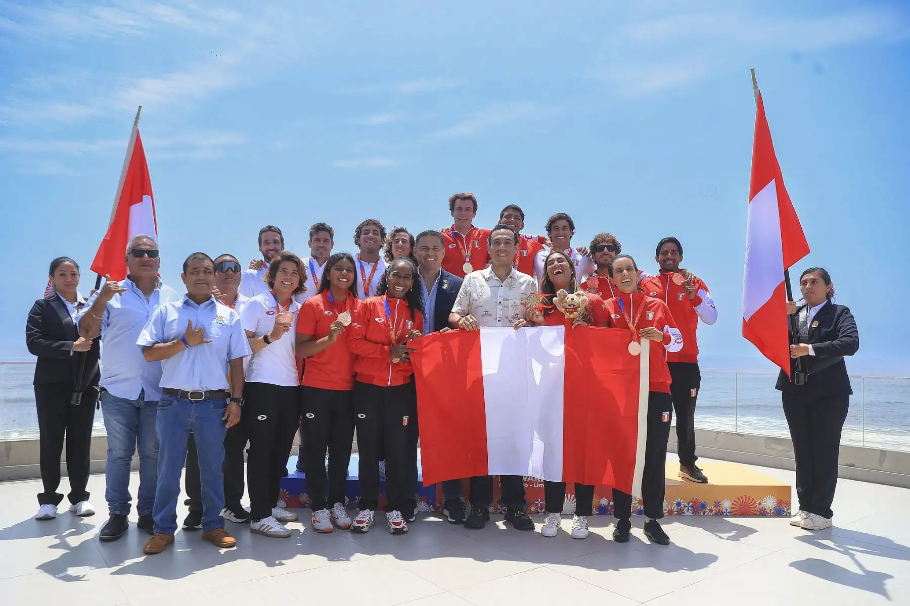 El presidente de la república, José Jerí, entregó las medallas a los ganadores de la competición de surf en los XX Juegos Bolivarianos Lima Ayacucho 2025. Foto: Presidencia
