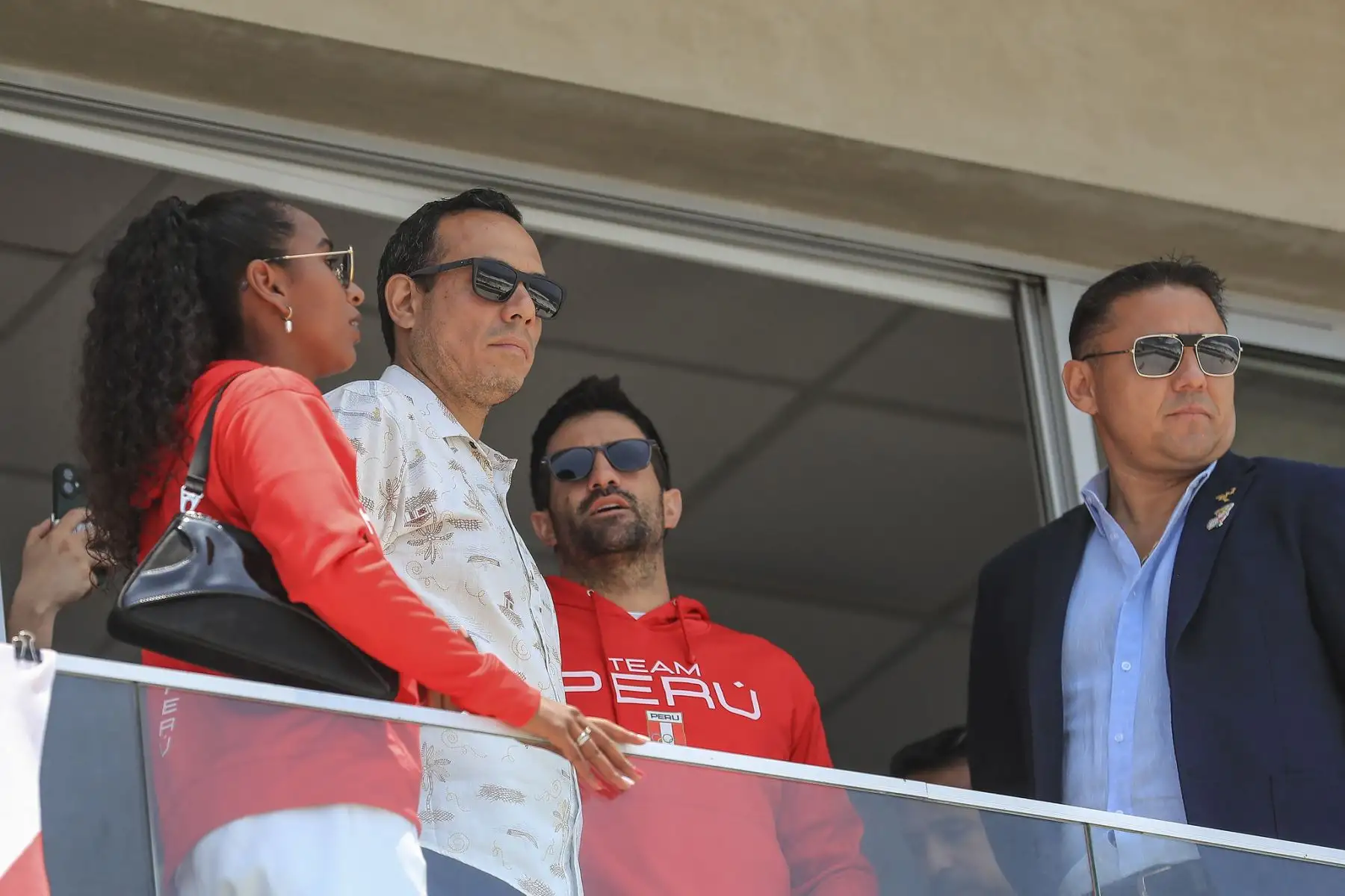El presidente de la república, José Jerí, entregó las medallas a los ganadores de la competición de surf en los XX Juegos Bolivarianos Lima Ayacucho 2025. Foto: Presidencia