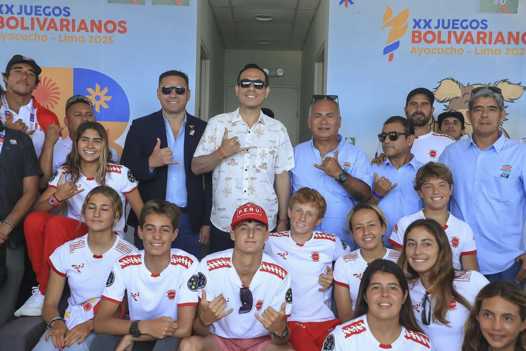 El presidente de la república, José Jerí, entregó las medallas a los ganadores de la competición de surf en los XX Juegos Bolivarianos Lima Ayacucho 2025. Foto: Presidencia