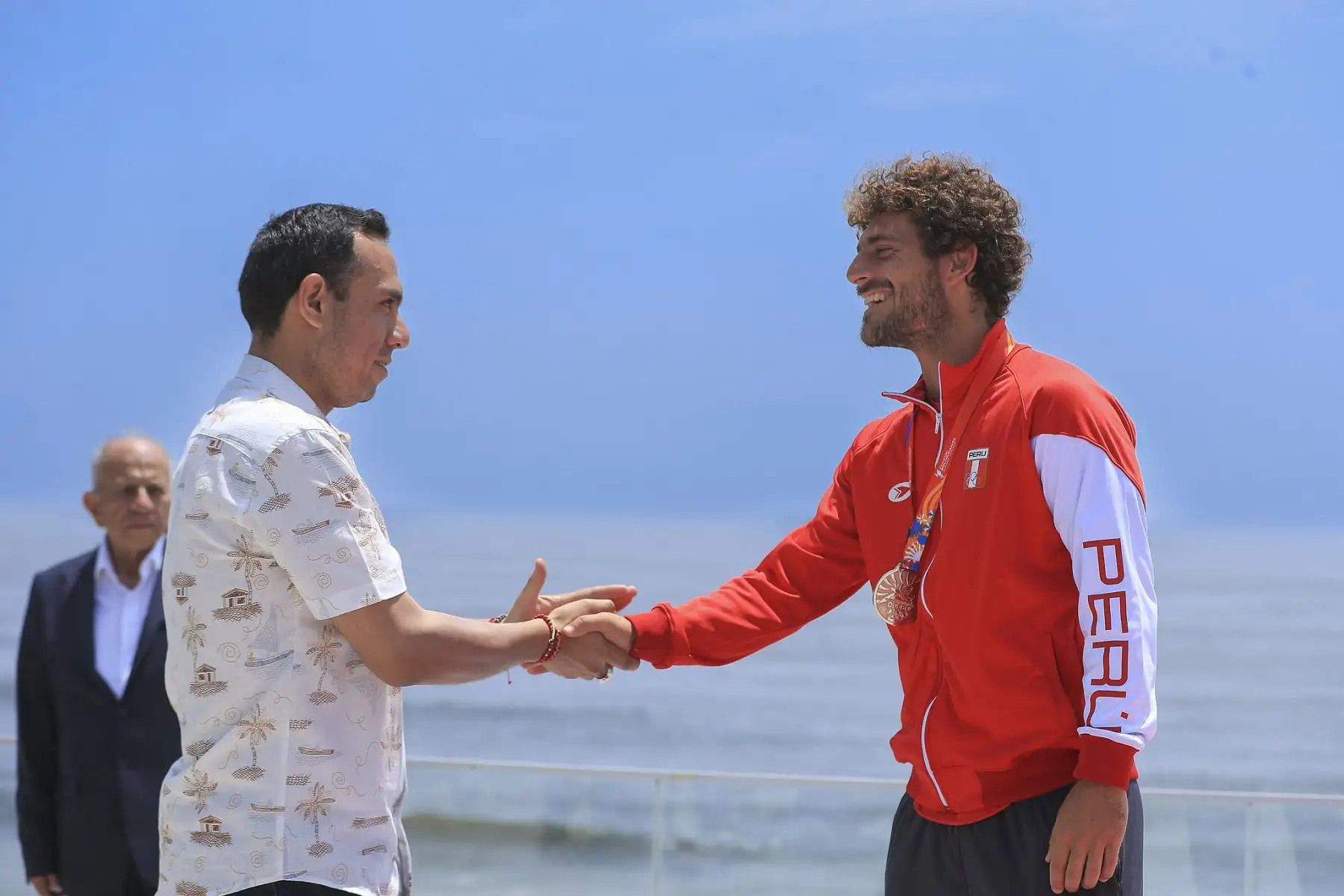 El presidente de la república, José Jerí, entregó las medallas a los ganadores de la competición de surf en los XX Juegos Bolivarianos Lima Ayacucho 2025. Foto: Presidencia