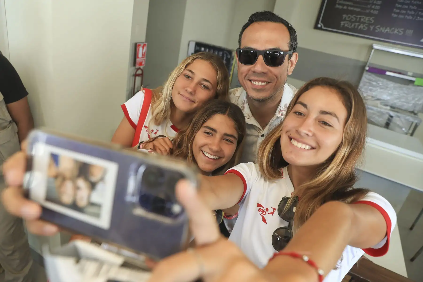 El presidente de la república, José Jerí, entregó las medallas a los ganadores de la competición de surf en los XX Juegos Bolivarianos Lima Ayacucho 2025. Foto: Presidencia