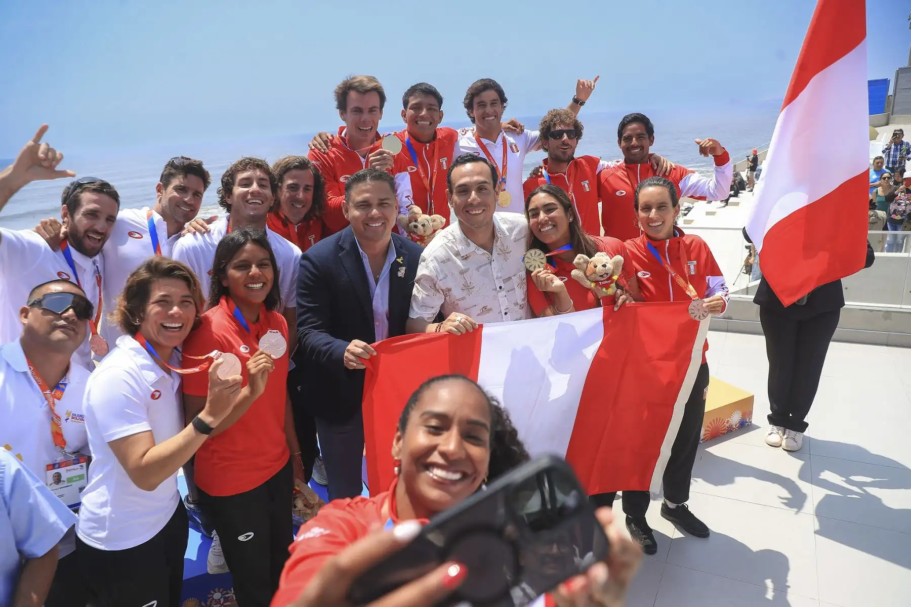 El presidente de la república, José Jerí, entregó las medallas a los ganadores de la competición de surf en los XX Juegos Bolivarianos Ayacucho-Lima 2025. Foto: Presidencia
