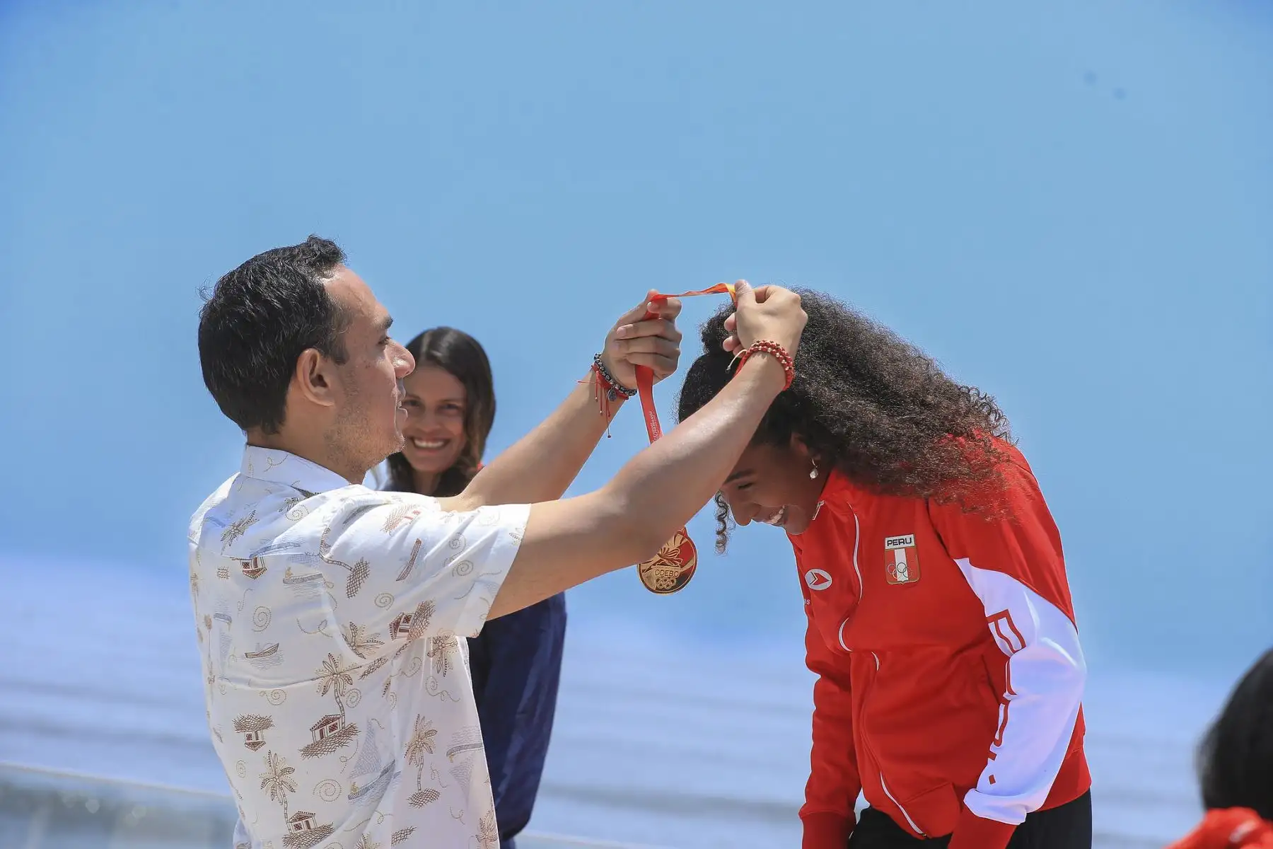 El presidente de la república, José Jerí, entregó las medallas a los ganadores de la competición de surf en los XX Juegos Bolivarianos Lima Ayacucho 2025. Foto: Presidencia