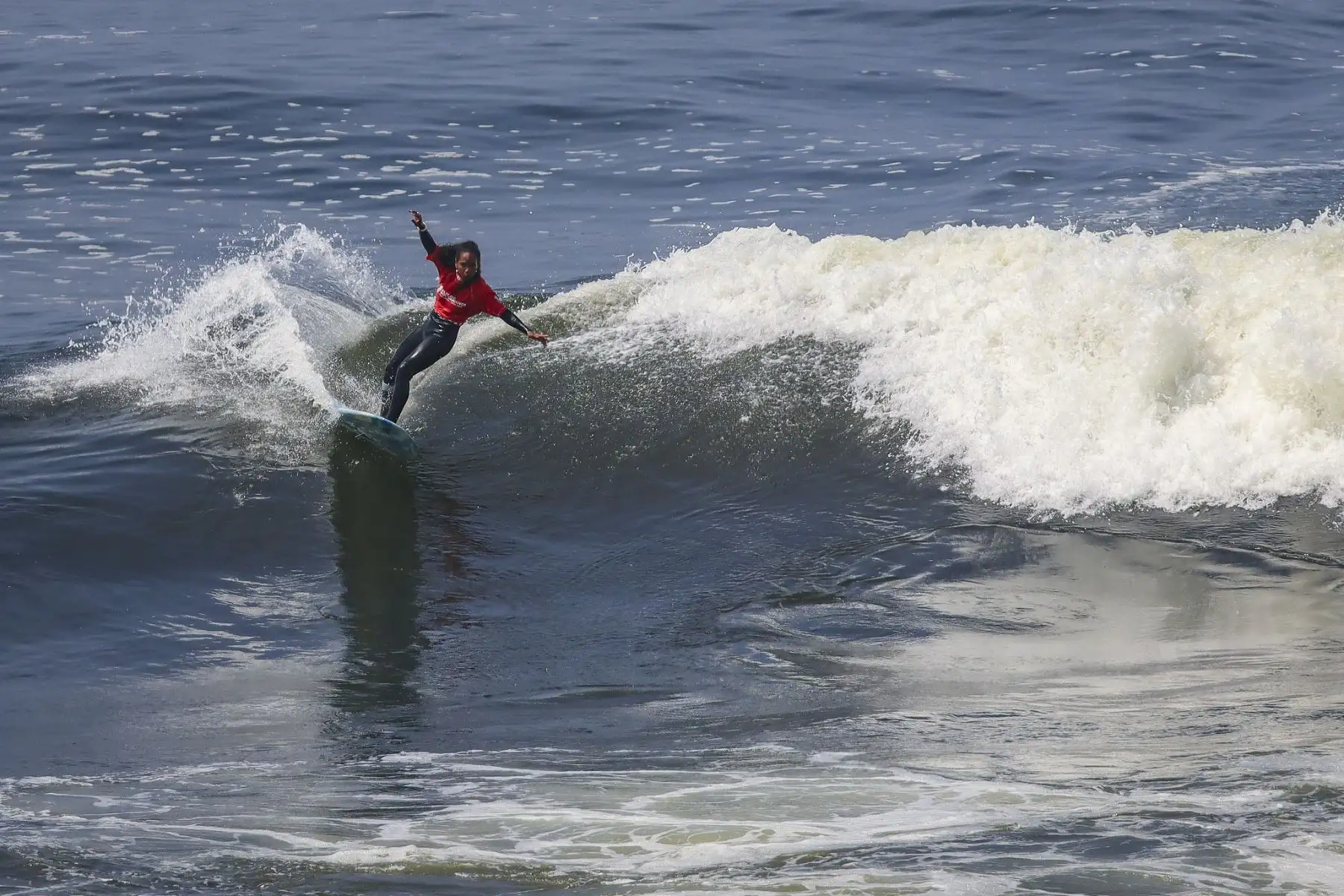 El presidente de la república, José Jerí, entregó las medallas a los ganadores de la competición de surf en los XX Juegos Bolivarianos Lima Ayacucho 2025. Foto: Presidencia