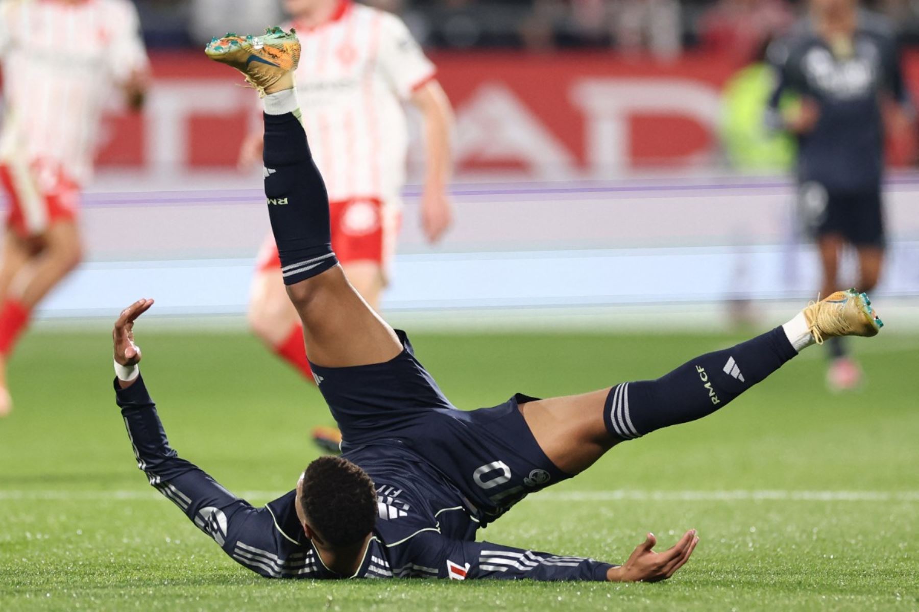 El delantero francés #10 del Real Madrid, Kylian Mbappe, cae al suelo durante el partido de fútbol de la liga española entre el Girona FC y el Real Madrid CF en el estadio Montilivi de Girona el 30 de noviembre de 2025. (Foto de Josep LAGO / AFP)