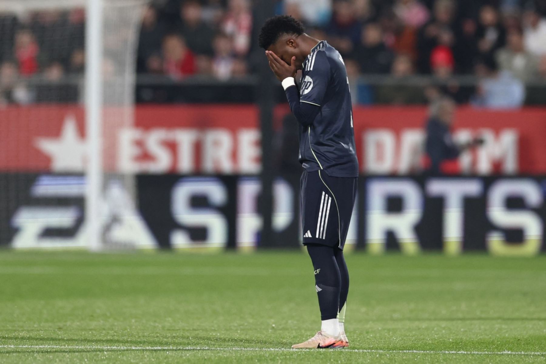El delantero brasileño del Real Madrid #07 Vinicius Junior es visto antes del partido de fútbol de la liga española entre el Girona FC y el Real Madrid CF en el estadio Montilivi de Girona el 30 de noviembre de 2025. (Foto de Josep LAGO / AFP)