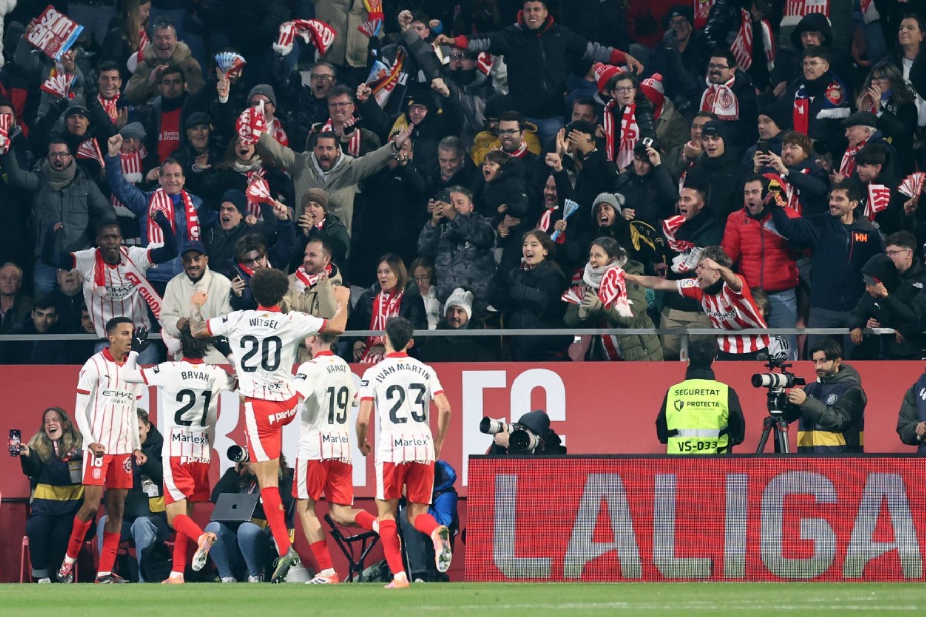 El centrocampista marroquí #18 del Girona, Azzedine Ounahi (izquierda), celebra marcar el primer gol durante el partido de fútbol de la liga española entre el Girona FC y el Real Madrid CF en el estadio Montilivi de Girona el 30 de noviembre de 2025. (Foto de Josep LAGO / AFP)