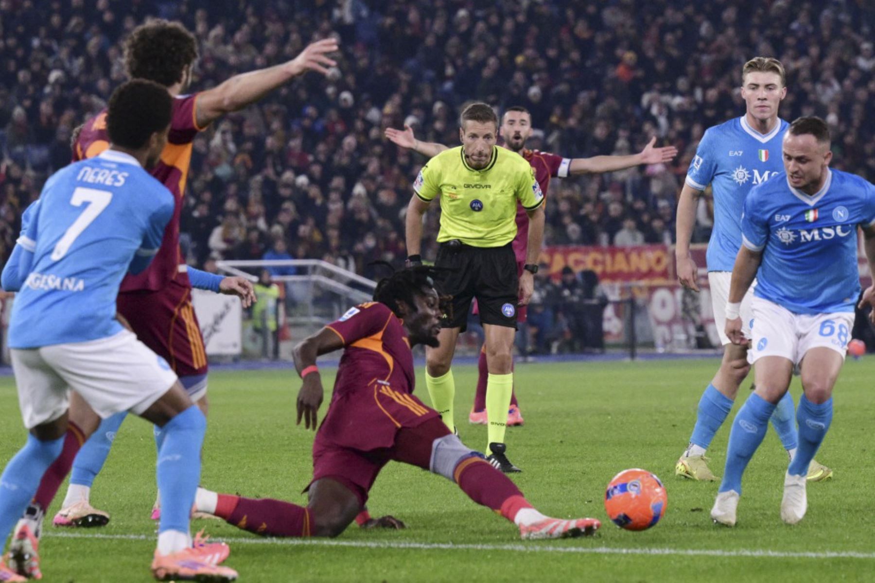 El centrocampista francés #17 de la Roma, Manu Kone, intenta controlar el balón durante el partido de fútbol italiano de la Serie A entre AS Roma y Napoli en el Estadio Olímpico de Roma el 30 de noviembre de 2025. (Foto de Tiziana FABI / AFP)