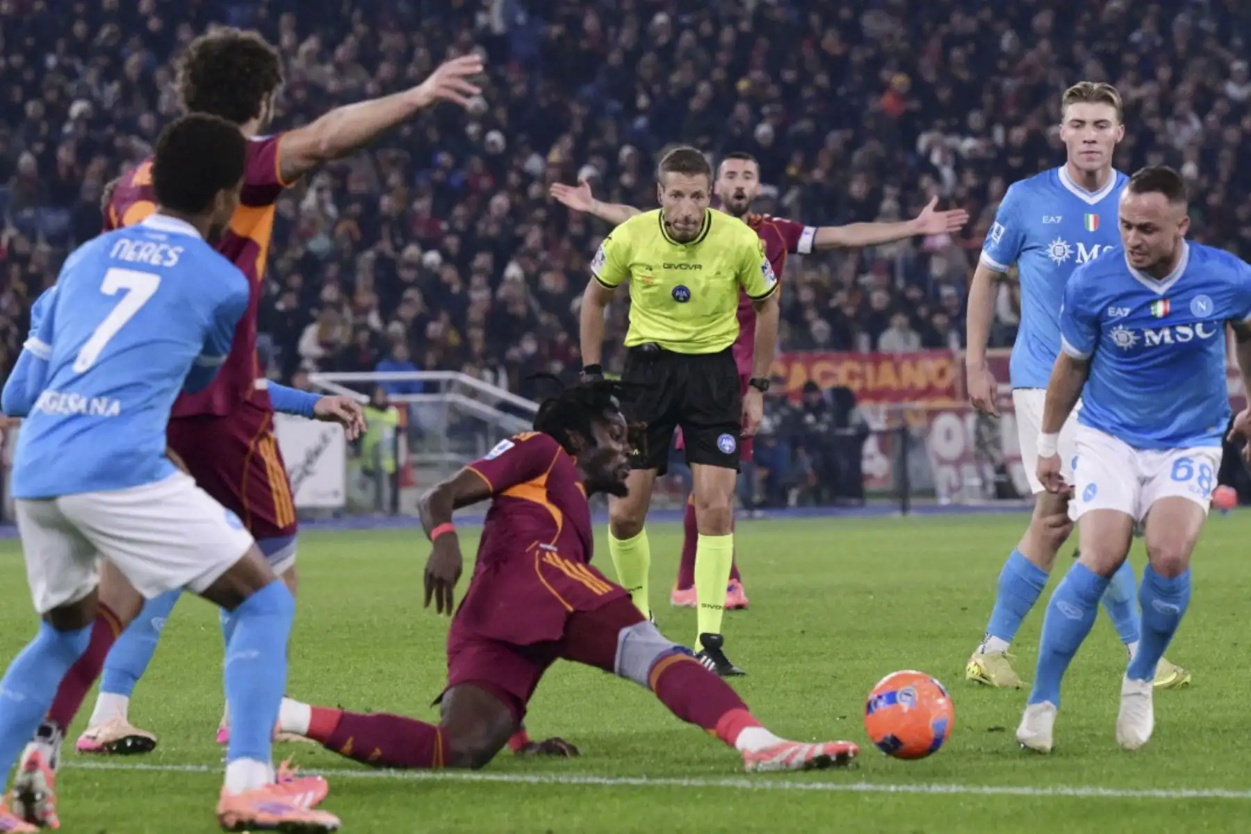 El centrocampista francés #17 de la Roma, Manu Kone, intenta controlar el balón durante el partido de fútbol italiano de la Serie A entre AS Roma y Napoli en el Estadio Olímpico de Roma el 30 de noviembre de 2025. (Foto de Tiziana FABI / AFP)