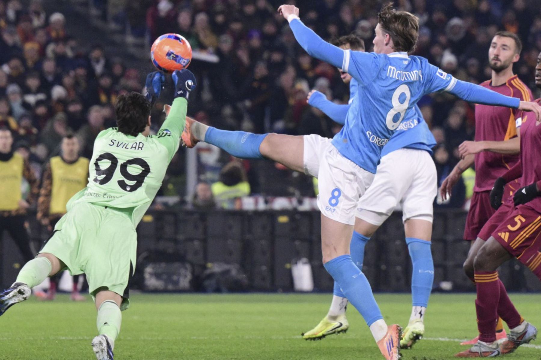 El portero serbio de la Roma, Mile Svilar, se lanza para evitar el gol del centrocampista escocés del Napoli, Scott McTominay, durante el partido de fútbol italiano de la Serie A entre AS Roma y Napoli en el Estadio Olímpico de Roma el 30 de noviembre de 2025. (Foto de Tiziana FABI / AFP)