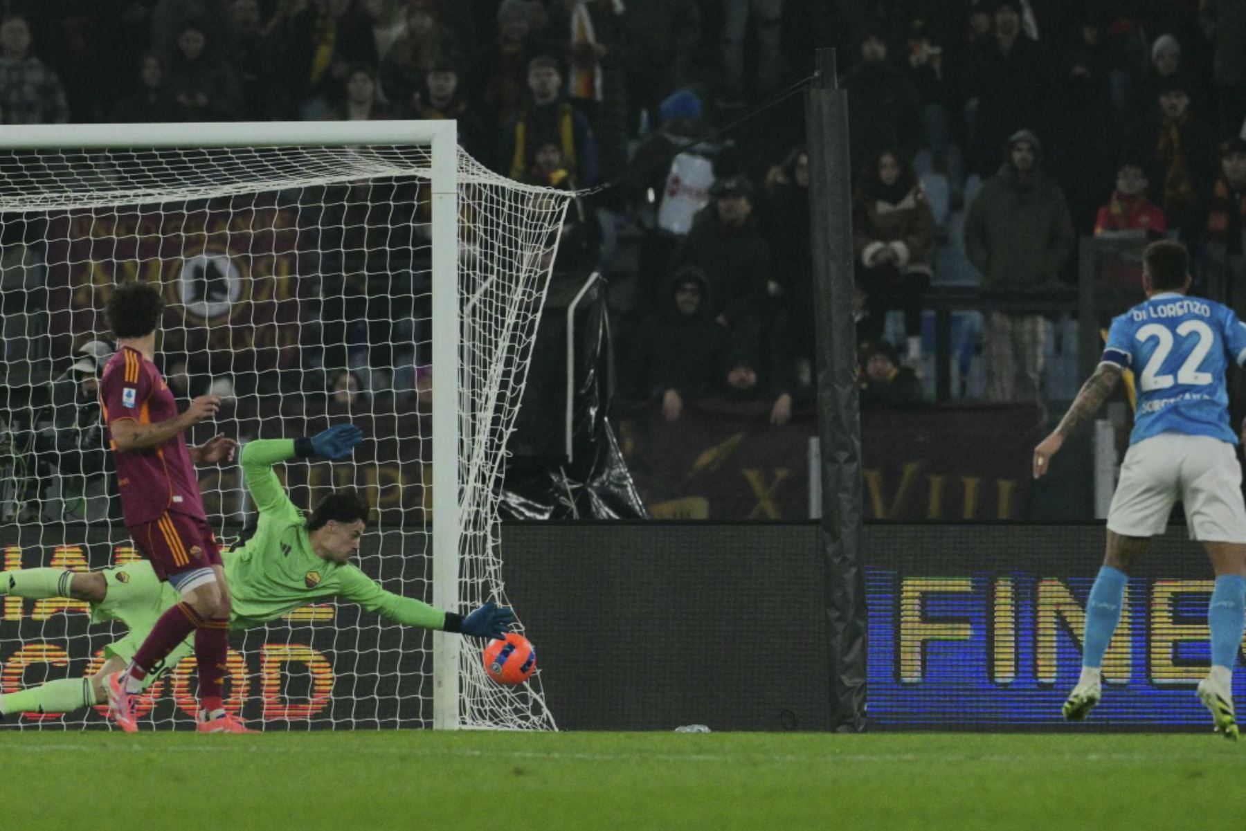 El portero serbio de la Roma #99 Mile Svilar se sumerge por el balón durante el partido de fútbol italiano de la Serie A entre AS Roma y Napoli en el Estadio Olímpico de Roma el 30 de noviembre de 2025. (Foto de Tiziana FABI / AFP)