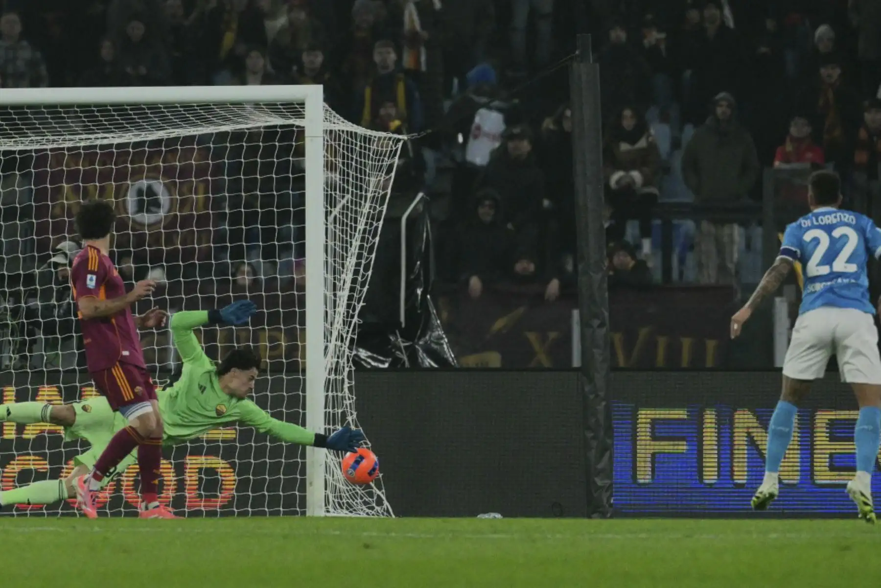El portero serbio de la Roma #99 Mile Svilar se sumerge por el balón durante el partido de fútbol italiano de la Serie A entre AS Roma y Napoli en el Estadio Olímpico de Roma el 30 de noviembre de 2025. (Foto de Tiziana FABI / AFP)