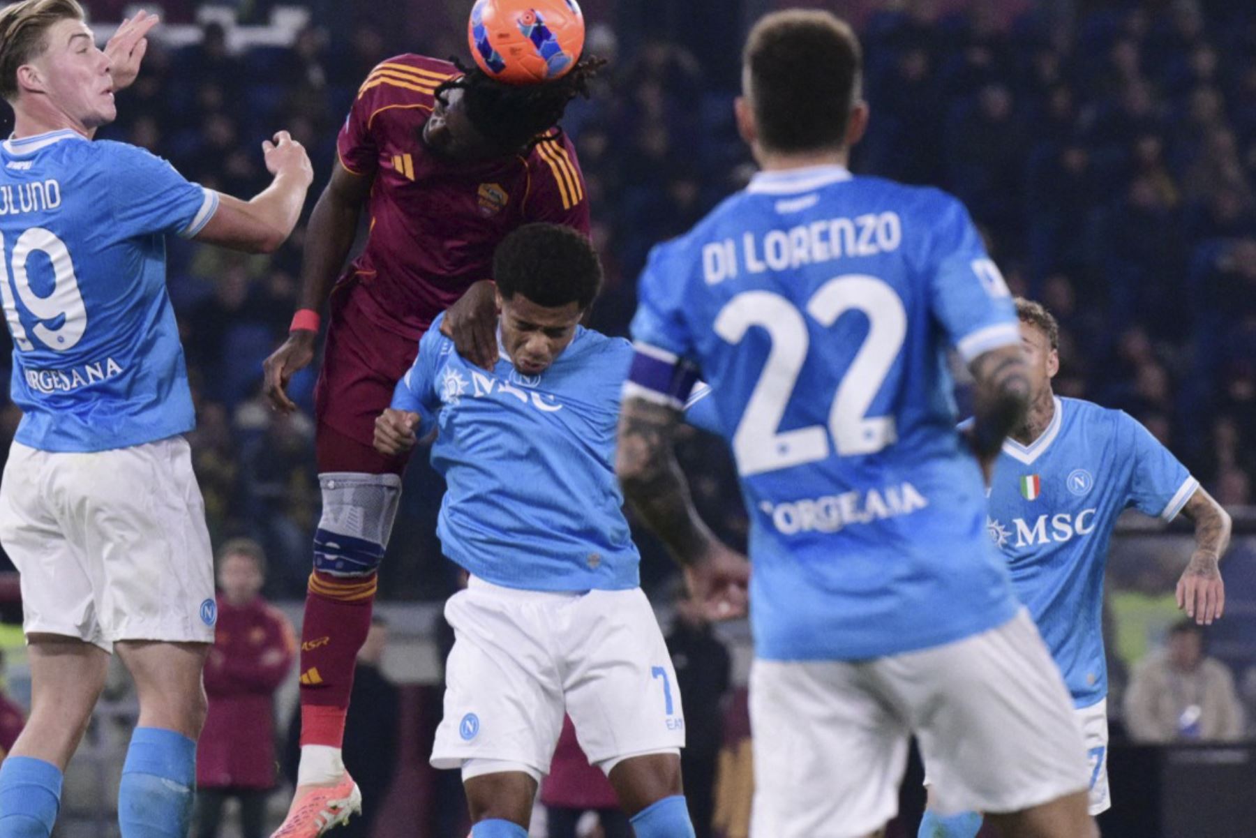El centrocampista francés #17 de la Roma, Manu Kone, encabeza el balón durante el partido de fútbol italiano de la Serie A entre el AS Roma y el Napoli en el Estadio Olímpico de Roma el 30 de noviembre de 2025. (Foto de Tiziana FABI / AFP)