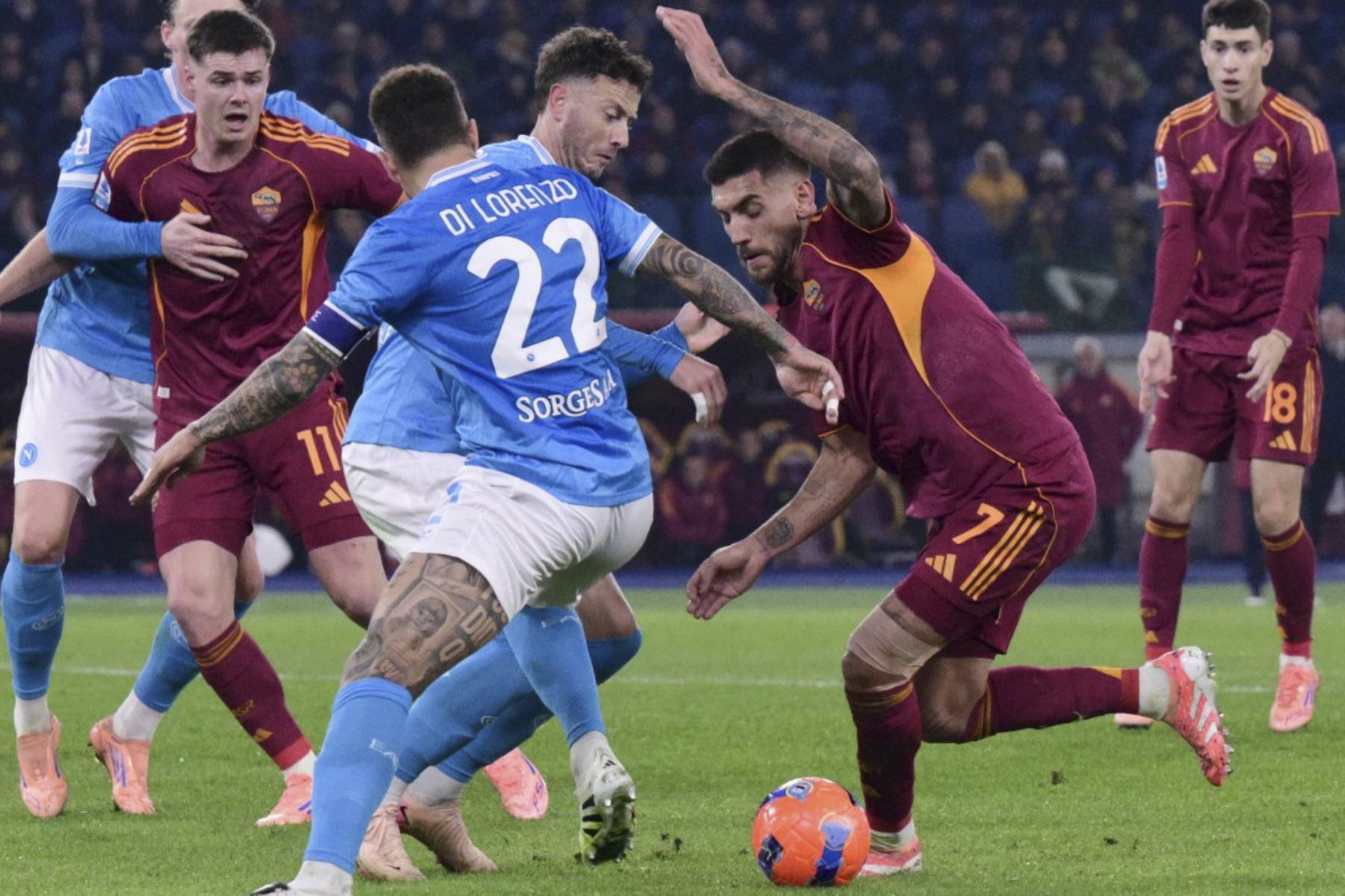 El centrocampista italiano del Roma #07 Lorenzo Pellegrini compite con el defensor italiano #22 del Napoli Giovanni Di Lorenzo durante el partido de fútbol italiano de la Serie A entre AS Roma y Napoli en el Estadio Olímpico de Roma el 30 de noviembre de 2025. (Foto de Tiziana FABI / AFP)