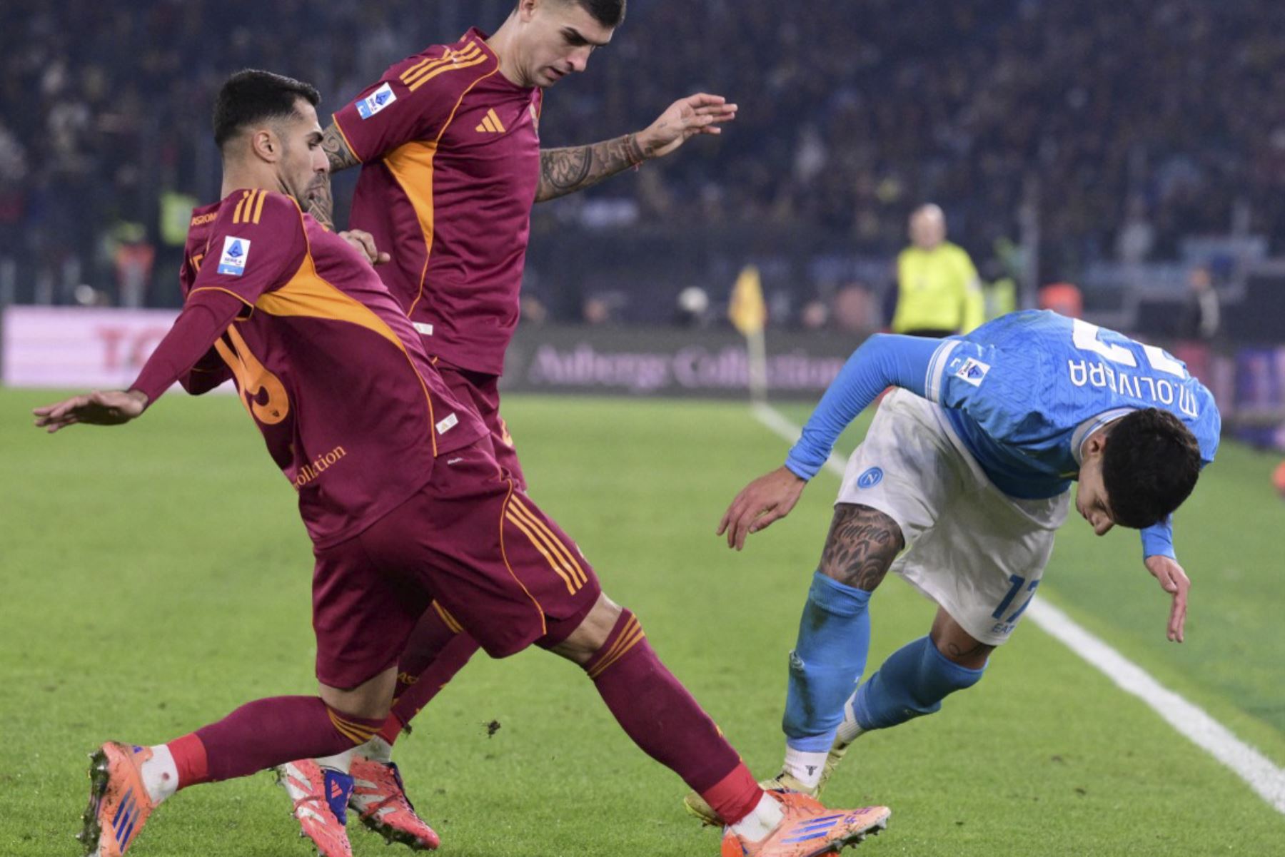 El defensor uruguayo del Napoli #17 Mathias Olivera compite con el defensor italiano de la Roma #23 Gianluca Mancini nad el delantero ucraniano de Roma #09 Artem Dovbyk durante el partido de fútbol italiano de la Serie A entre AS Roma y Napoli en el Estadio Olímpico de Roma el 30 de noviembre de 2025. (Foto de Tiziana FABI / AFP)