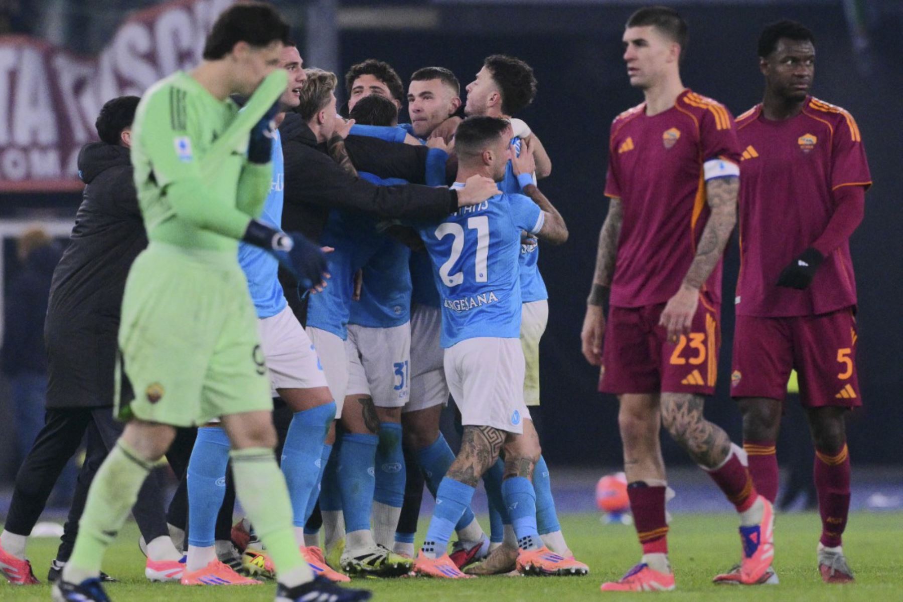 Los jugadores del Napoli celebran después de ganar el partido de fútbol italiano de la Serie A entre AS Roma y Napoli en el Estadio Olímpico de Roma el 30 de noviembre de 2025. (Foto de Tiziana FABI / AFP)