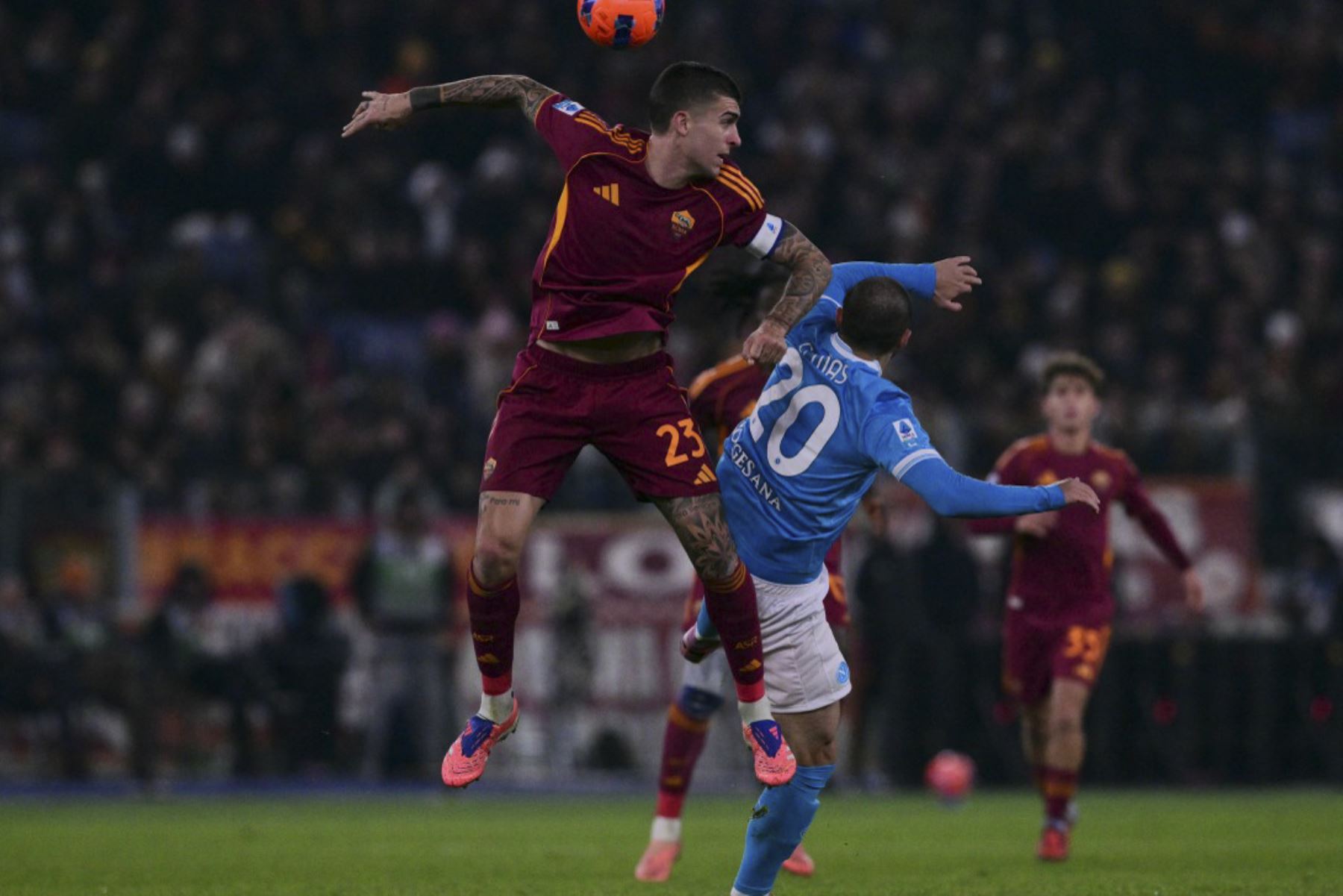 El defensor italiano de la Roma #23 Gianluca Mancini encabeza el balón con el centrocampista macedonio del Napoli #20 Eljif Elmas durante el partido de fútbol italiano de la Serie A entre AS Roma y Napoli en el Estadio Olímpico de Roma el 30 de noviembre de 2025. (Foto de Tiziana FABI / AFP)