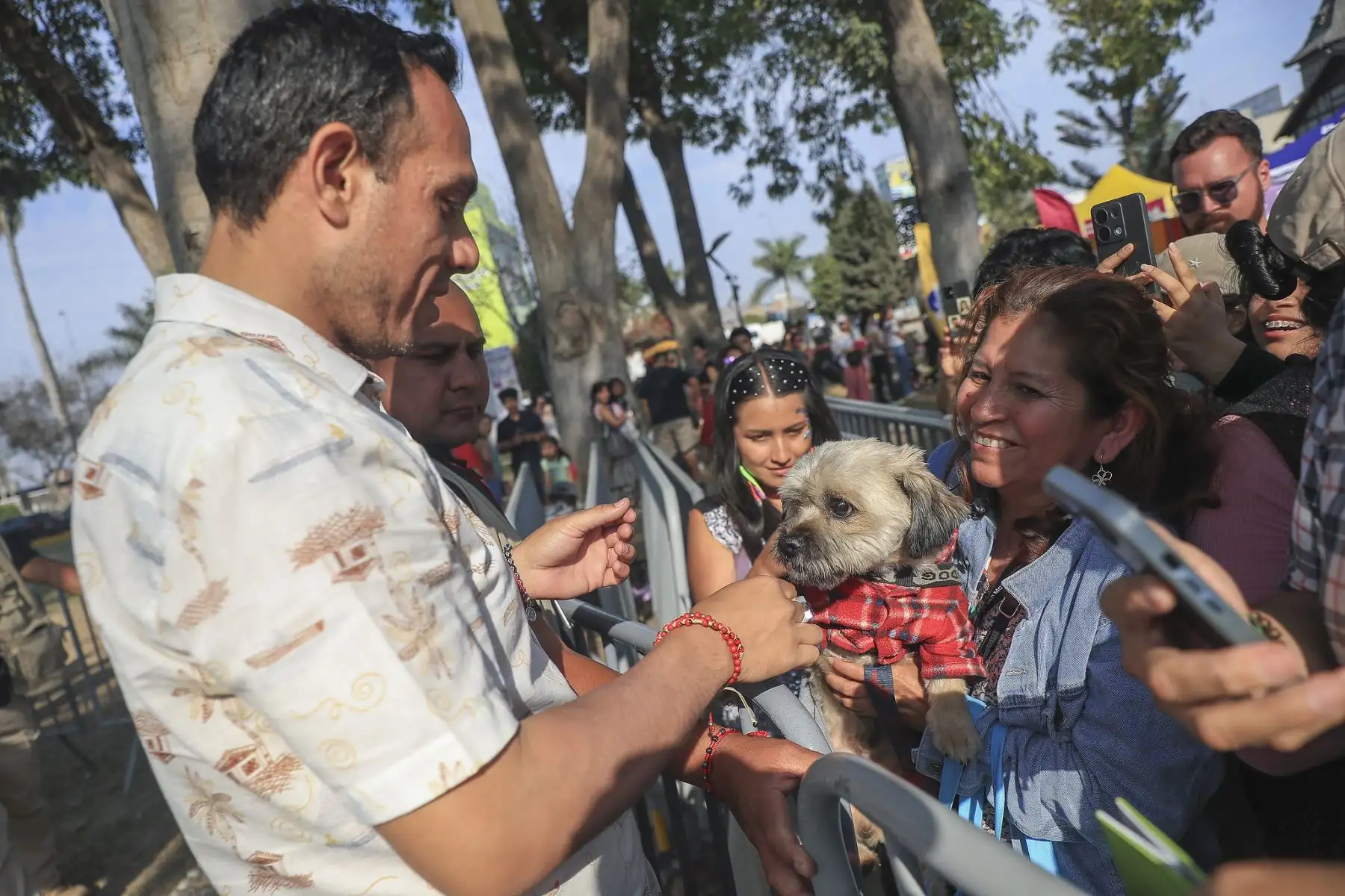 El presidente José Jerí y la ministra de Economía, Denisse Miralles, expresaron su respaldo a las organizaciones animalistas que participaron en la Adoptatón 2025, un evento de la Fundación Rayito con apoyo de la Municipalidad de Lima, destinado a ayudar a que más perros y gatos encuentren un hogar cálido y definitivo. Foto: Presidencia