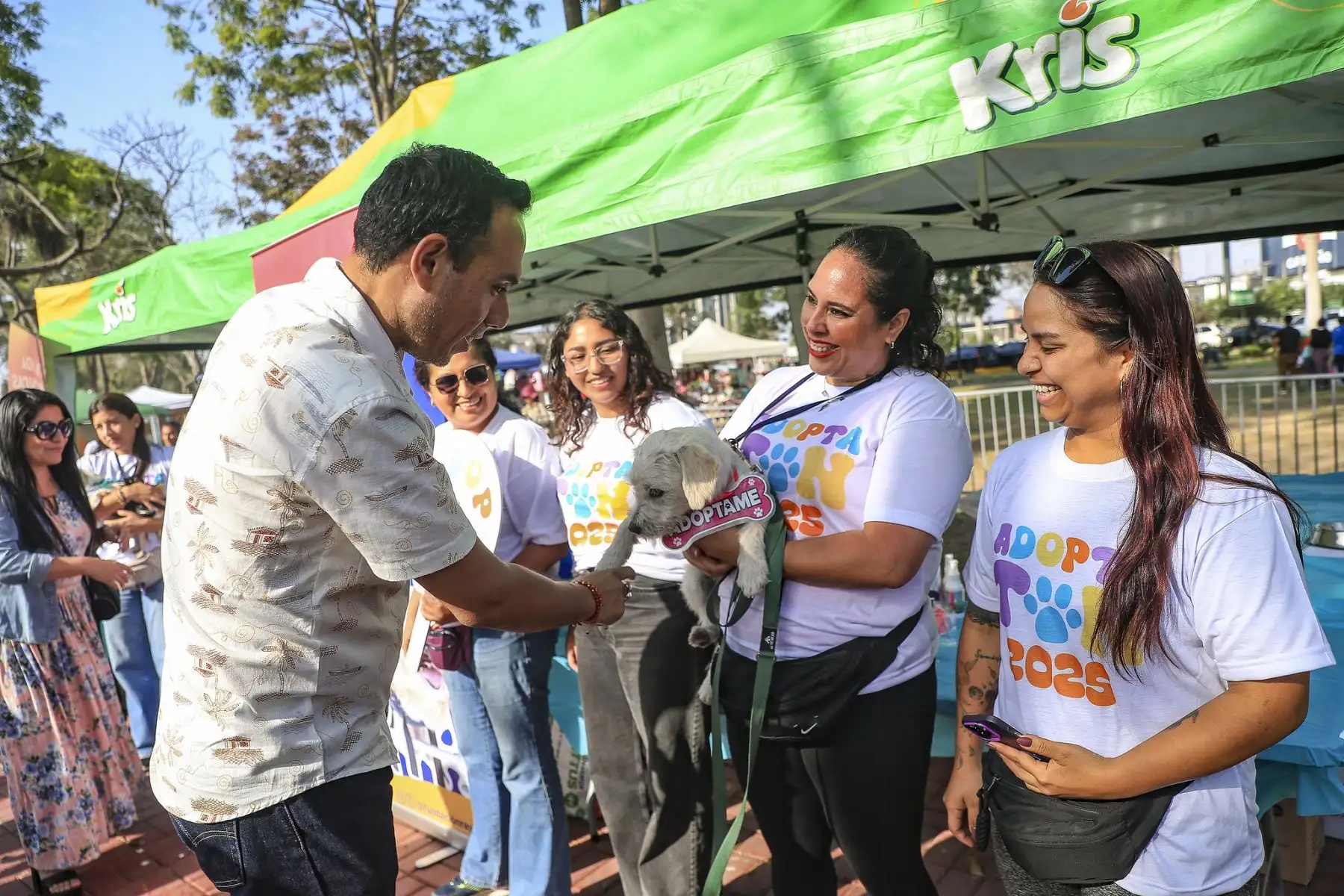 El presidente José Jerí y la ministra de Economía, Denisse Miralles, expresaron su respaldo a las organizaciones animalistas que participaron en la Adoptatón 2025, un evento de la Fundación Rayito con apoyo de la Municipalidad de Lima, destinado a ayudar a que más perros y gatos encuentren un hogar cálido y definitivo. Foto: Presidencia