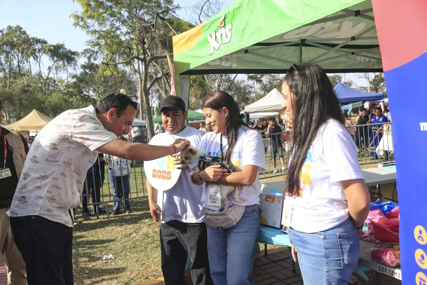 El presidente José Jerí y la ministra de Economía, Denisse Miralles, expresaron su respaldo a las organizaciones animalistas que participaron en la Adoptatón 2025, un evento de la Fundación Rayito con apoyo de la Municipalidad de Lima, destinado a ayudar a que más perros y gatos encuentren un hogar cálido y definitivo. Foto: Presidencia