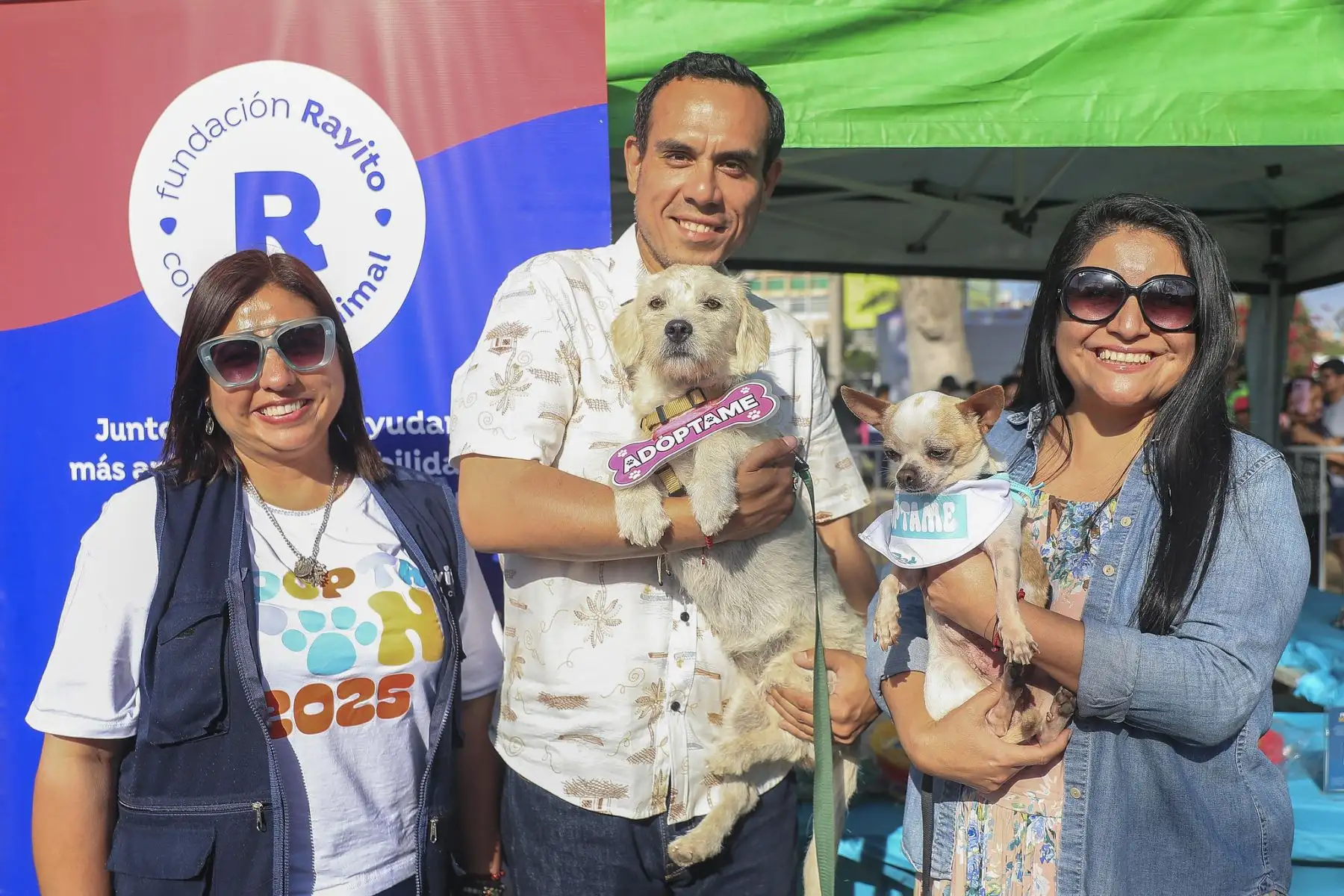 El presidente José Jerí y la ministra de Economía, Denisse Miralles, expresaron su respaldo a las organizaciones animalistas que participaron en la Adoptatón 2025, un evento de la Fundación Rayito con apoyo de la Municipalidad de Lima, destinado a ayudar a que más perros y gatos encuentren un hogar cálido y definitivo. Foto: Presidencia