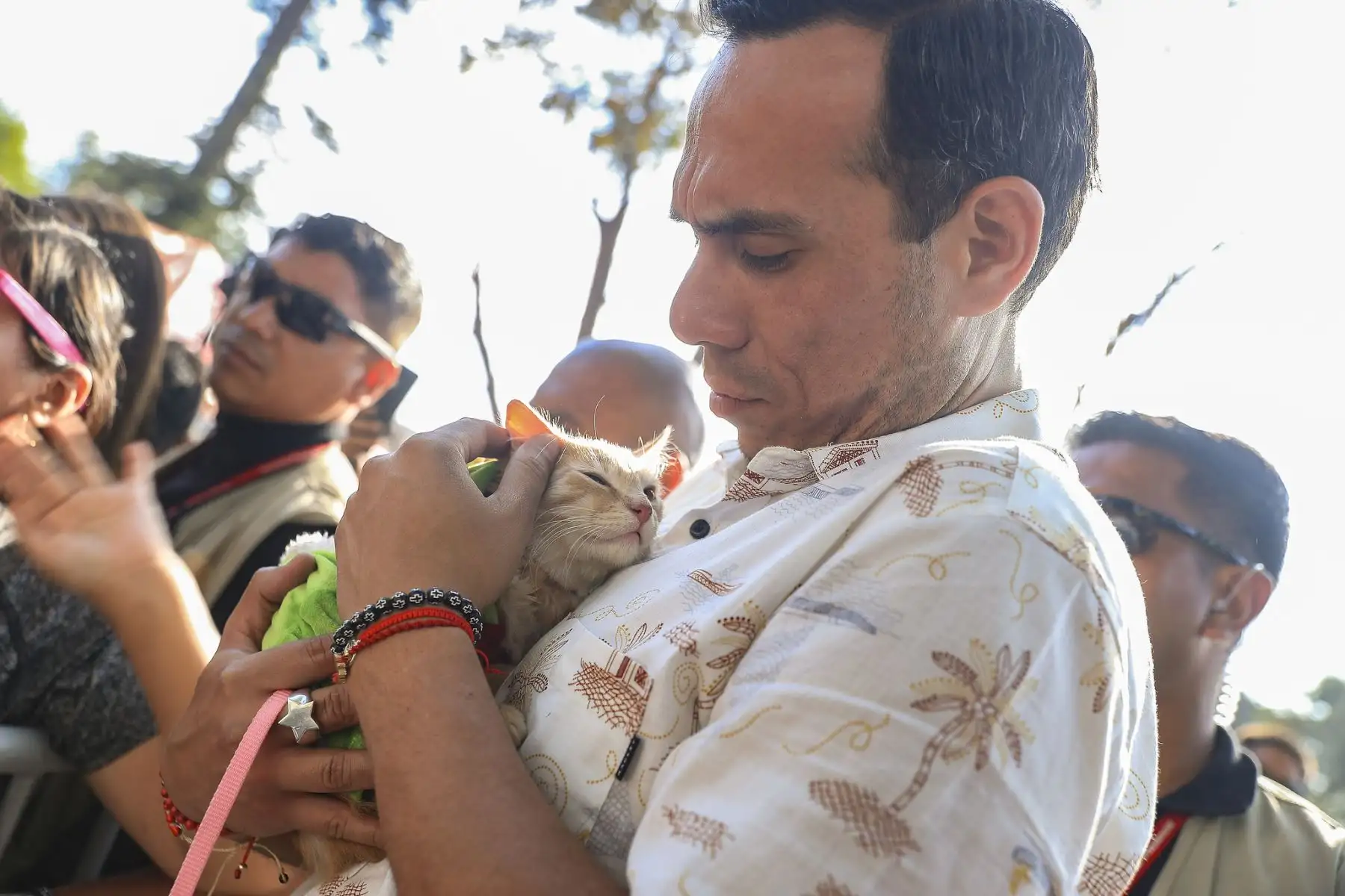 El presidente José Jerí y la ministra de Economía, Denisse Miralles, expresaron su respaldo a las organizaciones animalistas que participaron en la Adoptatón 2025, un evento de la Fundación Rayito con apoyo de la Municipalidad de Lima, destinado a ayudar a que más perros y gatos encuentren un hogar cálido y definitivo. Foto: Presidencia