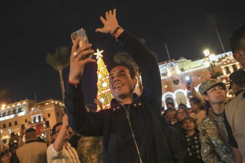 Presidente Jerí participa en la tradicional retreta en la Plaza Mayor de Lima