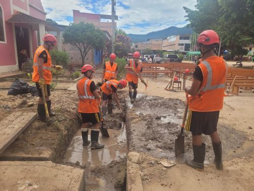 Miembros del Ejército del Perú participaron en las labores de limpieza que se realizaron en el distrito de Tres Unidos, en la provincia de Picota, región San Martín, afectado por lluvias intensas e inundación que dejaron más de 500 pobladores damnificados y más de 700 afectados. ANDINA/Difusión