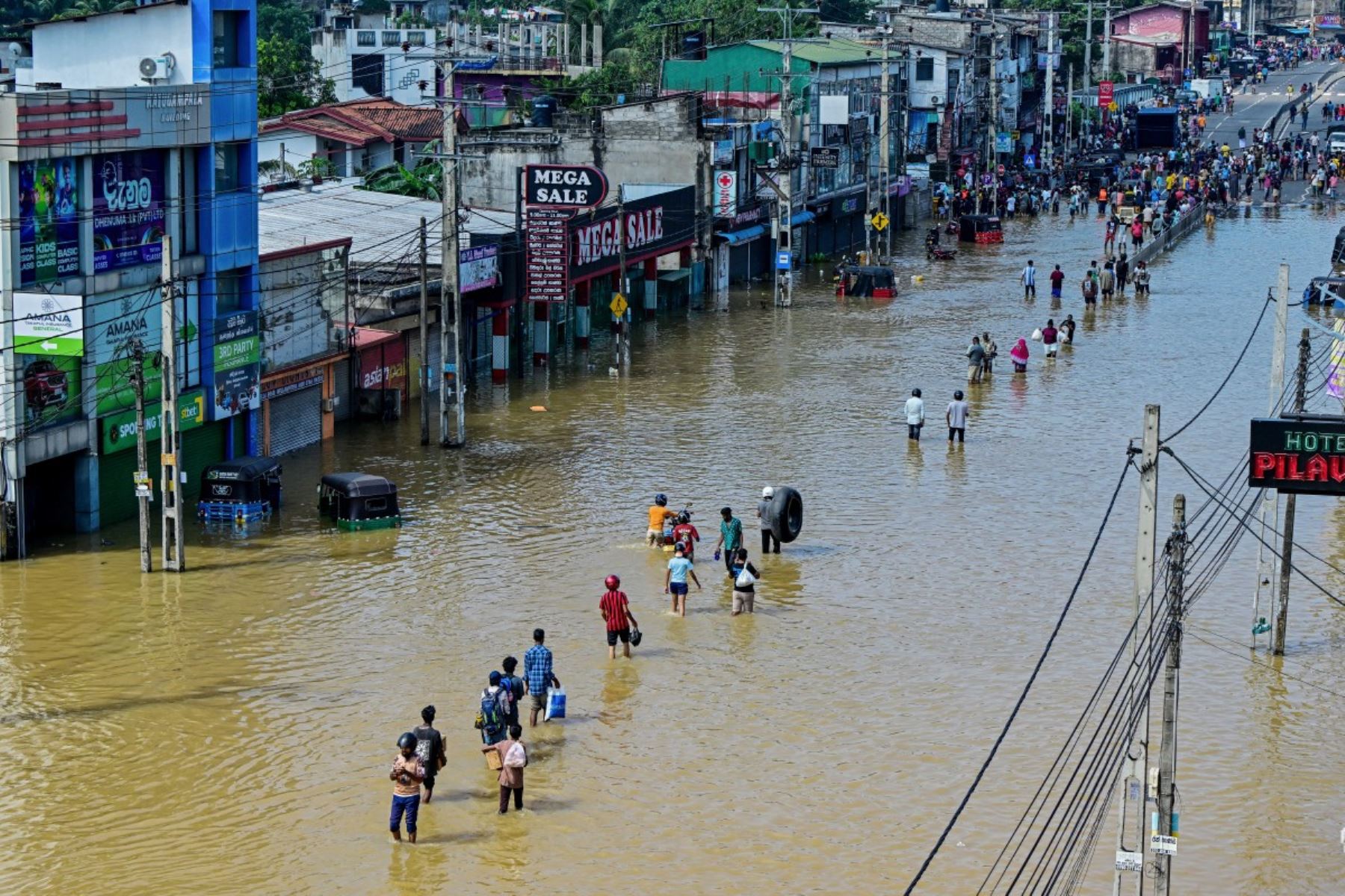 Las autoridades de Sri Lanka lucharon contra el aumento de las aguas de las inundaciones en partes de la capital  después de que el poderoso ciclón Ditwah dejará un rastro de destrucción, matando al menos a 340 personas en todo el país. Foto: AFP