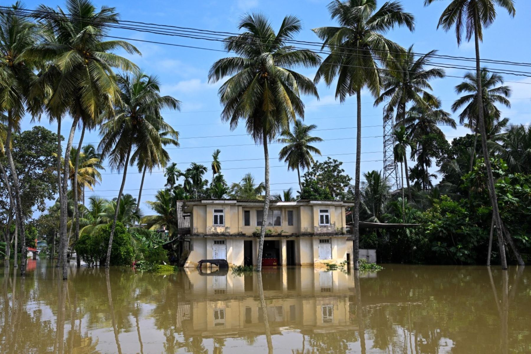 Una casa residencial inundada por las aguas en Wellampitiya, en las afueras de Colombo.  Al menos 340 personas han muerto, dijeron funcionarios de Sri Lanka  y muchas más siguen desaparecidas. AFP