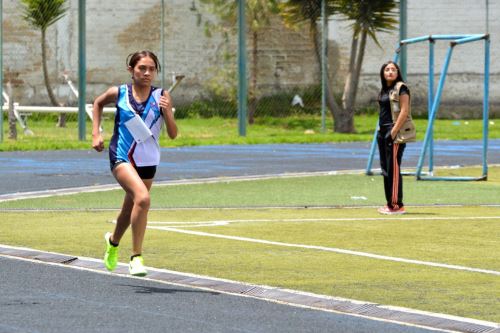 La atleta cajamarquina Lorena Vera Torres, de 14 años de edad, competirá en los 800 y 2,000 metros planos en los Juegos Sudamericanos Escolares que se realizarán en Asunción, Paraguay. ANDINA/Difusión