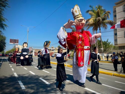 Por el aniversario del Gobierno Regional de Lambayeque se realizó un desfile escolar competitivo. Las delegaciones presentaron alegorías donde resaltaron la identidad cultural lambayecana, el civismo y el talento de los estudiantes. ANDINA/Difusión