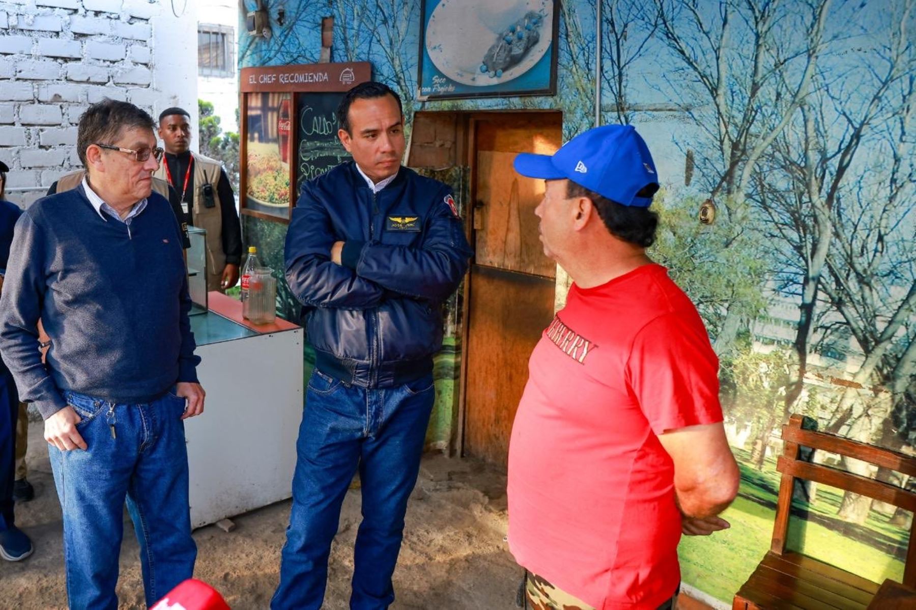 El presidente José Jerí llegó al patio de maniobras de la empresa de transportes Trans Service Canadá, en Santa Clara, distrito Ate, donde dialogó con los transportistas para analizar la problemática de inseguridad que afecta a este gremio y adoptar las medidas necesarias para brindar la protección a los transportistas y a los usuarios.  Foto: ANDINA/Prensa Presidencia