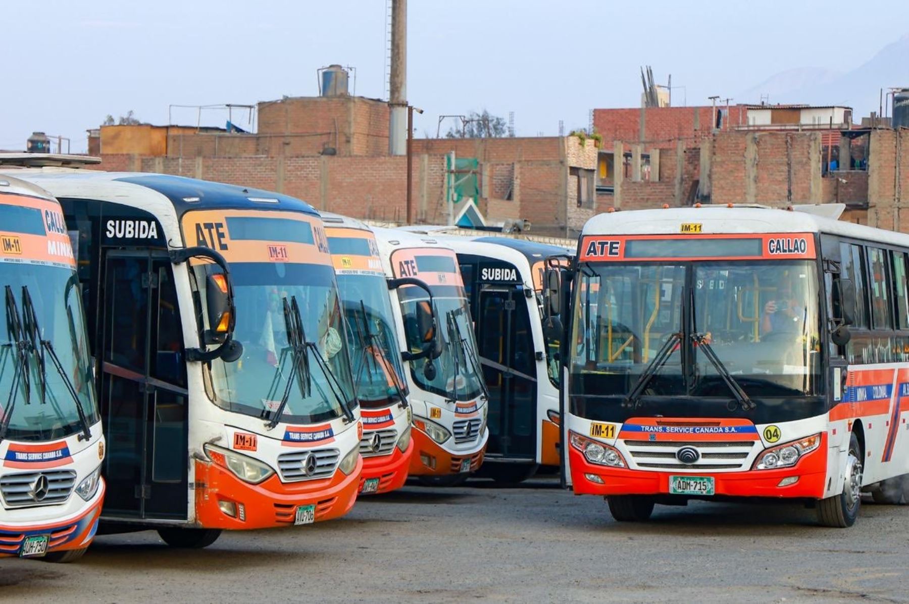 El presidente José Jerí llegó al patio de maniobras de la empresa de transportes Trans Service Canadá, en Santa Clara, distrito Ate, donde dialogó con los transportistas para analizar la problemática de inseguridad que afecta a este gremio y adoptar las medidas necesarias para brindar la protección a los transportistas y a los usuarios.  Foto: ANDINA/Prensa Presidencia