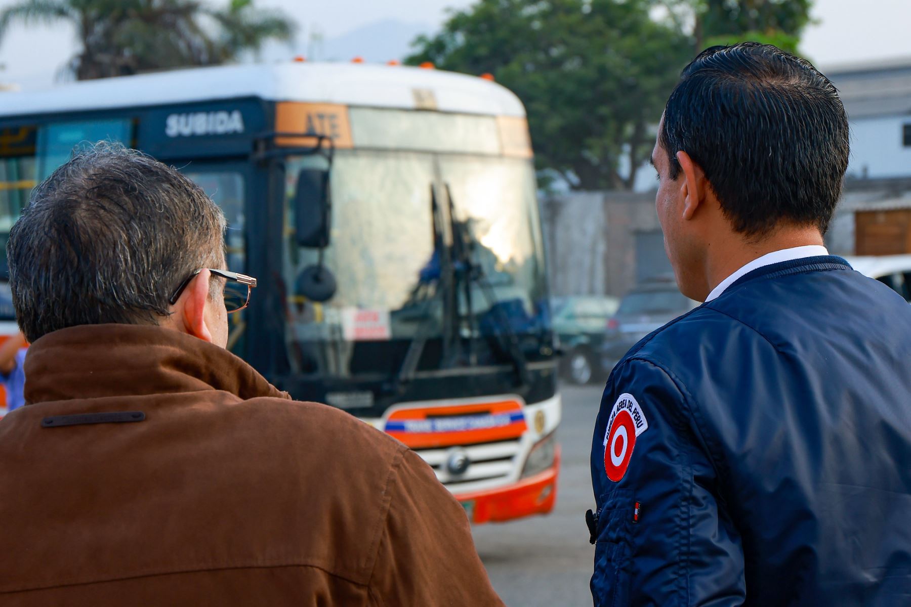 El presidente José Jerí llegó al patio de maniobras de la empresa de transportes Trans Service Canadá, en Santa Clara, distrito Ate, donde dialogó con los transportistas para analizar la problemática de inseguridad que afecta a este gremio y adoptar las medidas necesarias para brindar la protección a los transportistas y a los usuarios.  Foto: ANDINA/Prensa Presidencia