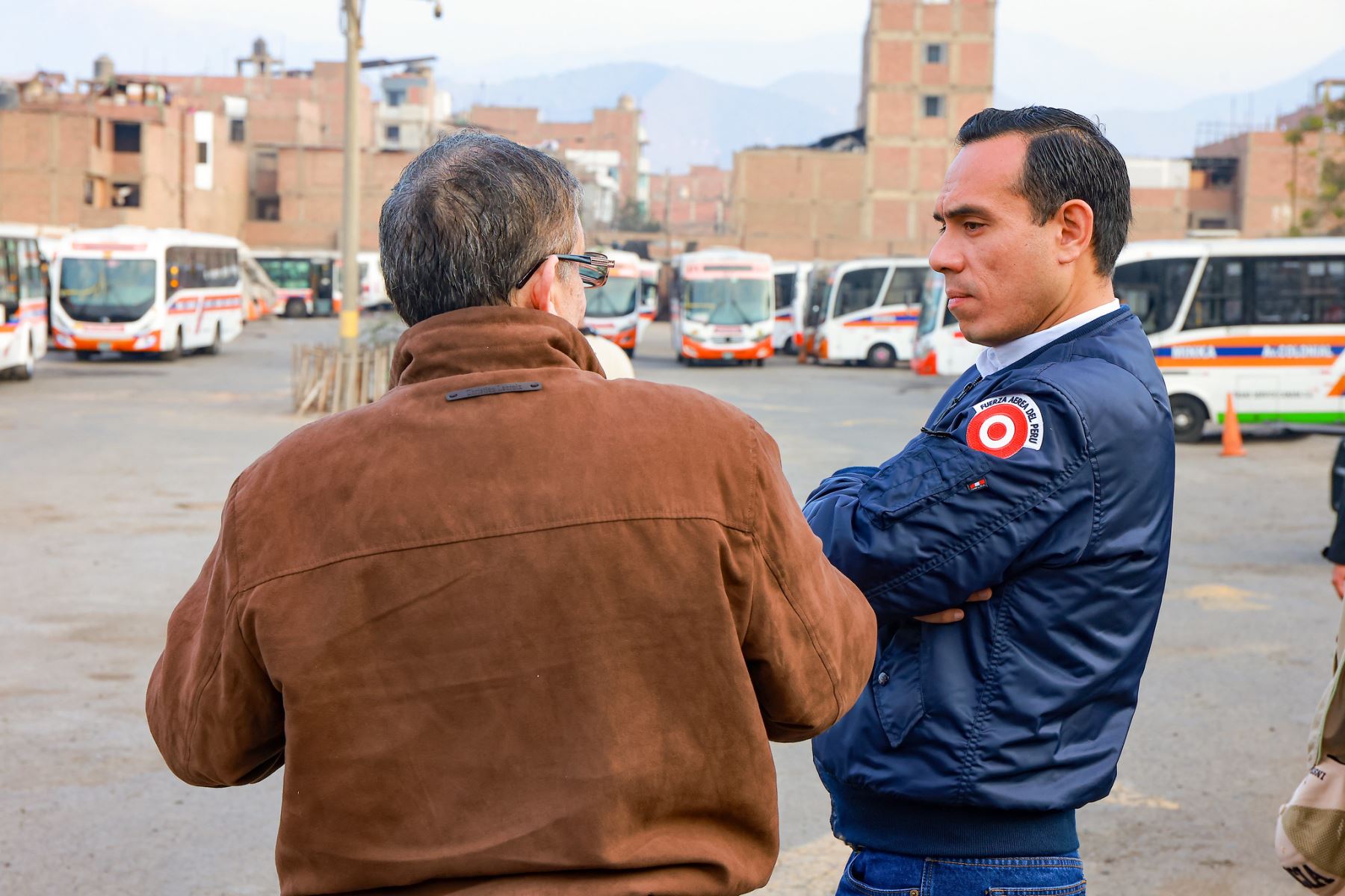 El presidente José Jerí llegó al patio de maniobras de la empresa de transportes Trans Service Canadá, en Santa Clara, distrito Ate, donde dialogó con los transportistas para analizar la problemática de inseguridad que afecta a este gremio y adoptar las medidas necesarias para brindar la protección a los transportistas y a los usuarios.  Foto: ANDINA/Prensa Presidencia