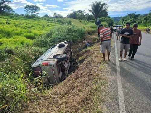 La miniván sufrió un despiste y cayó a una zanja, a un costado de la carretera que une Agua Blanca con San José de Sisa, en la provincia de El Dorado, región San Martín. El accidente dejó varias personas heridas.
