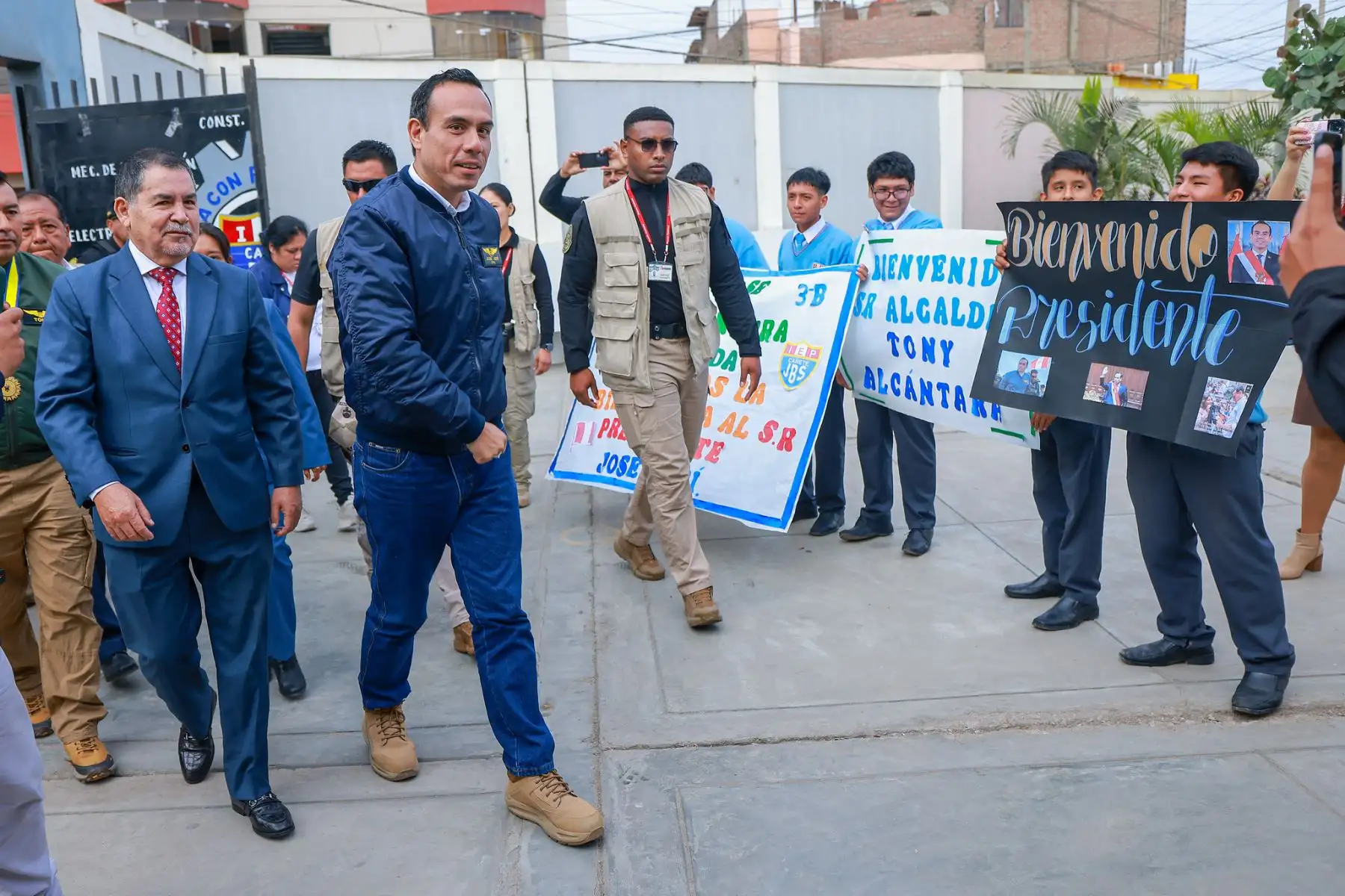 Presidente José Jerí participa del izamiento del Pabellón Nacional y entonación del Himno Nacional en la IE Emblemática José Buenaventura Sepúlveda, en Cañete. Foto: ANDINA/Prensa Presidencia
