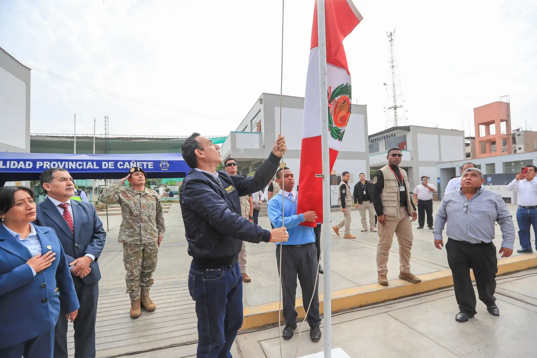 Presidente José Jerí participa del izamiento del Pabellón Nacional y entonación del Himno Nacional en la IE Emblemática José Buenaventura Sepúlveda, en Cañete. Foto: ANDINA/Prensa Presidencia