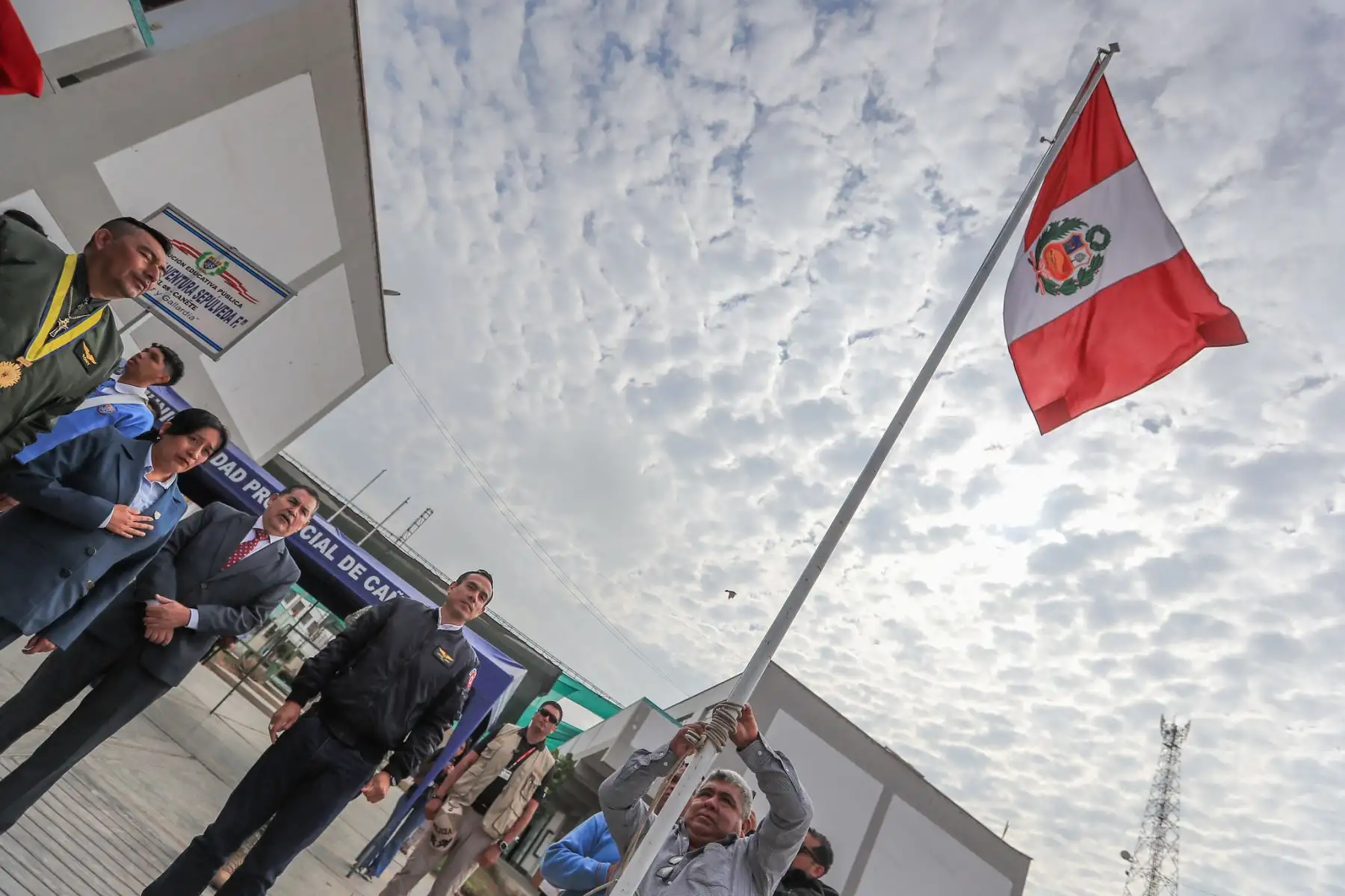Presidente José Jerí participa del izamiento del Pabellón Nacional y entonación del Himno Nacional en la IE Emblemática José Buenaventura Sepúlveda, en Cañete. Foto: ANDINA/Prensa Presidencia