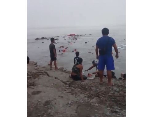 Al menos doce personas fallecidas, 30 desaparecidas y seis heridas deja hasta el momento un accidente fluvial ocurrido en la madrugada de hoy lunes 1 de diciembre en el puerto de Iparia, ubicado en la provincia de Coronel Portillo, región Ucayali. ANDINA/Difusión
