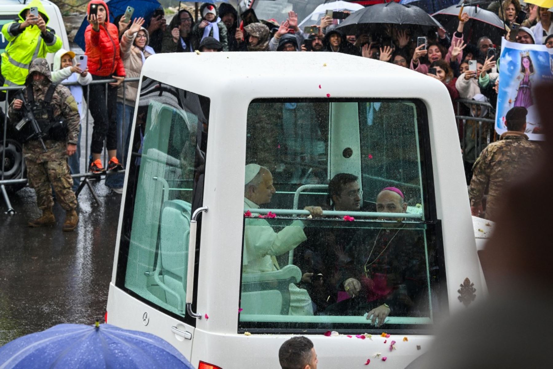 El Papa León XIV llega en el papamóvil a la tumba de San Charbel Makhlouf en Annaya, al norte de Beirut. Foto: AFP