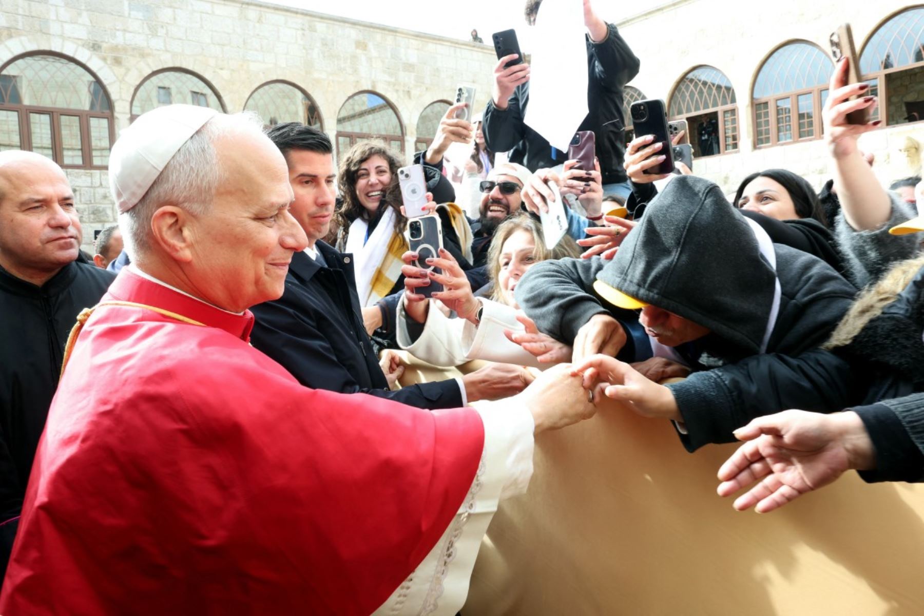 Papa León XIV recibido por los fieles durante su visita a la tumba de San Charbel Makhlouf o Mar Charbel en árabe, un monje y sacerdote maronita libanés, en el monasterio de San Marón en el pueblo montañoso de Annaya, al norte de la capital Beirut . AFP