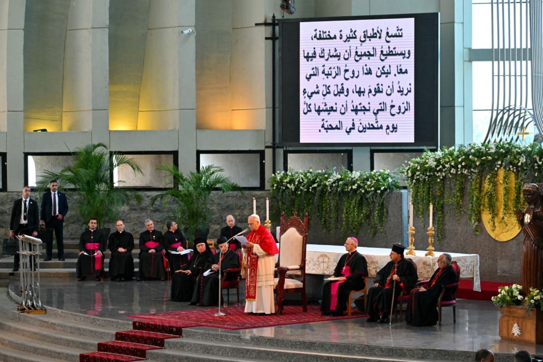 El Papa León XIV se dirige a la multitud durante un encuentro con obispos, sacerdotes, personas consagradas y trabajadores personales en el santuario de Nuestra Señora del Líbano en Harissa, al noreste de la capital, Beirut. AFP